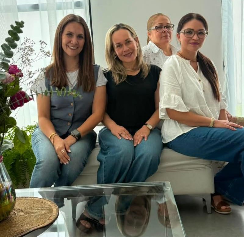 El equipo de Studio & Home Inmuebles, sonriendo en una sala luminosa